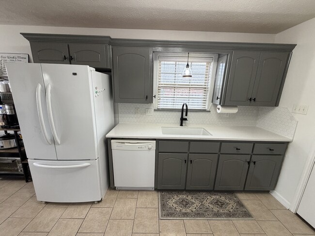 Building Photo - 2418 Canterbury Ln