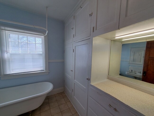 Building Photo - 524 W Seerley Blvd