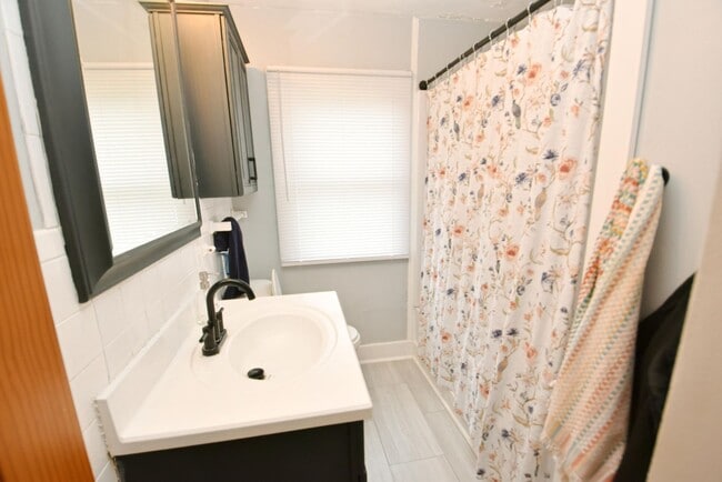 Building Photo - Fully furnished home, 3 bedroom 2 full baths