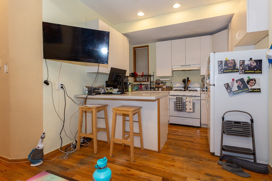 Building Photo - 1309 N Greenview Ave