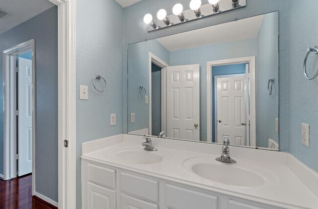 Building Photo - 2611 S Breeze Dr