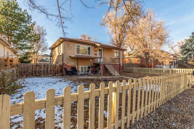 Building Photo - Charming Upper Unit Duplex in the Heart of Englewood!