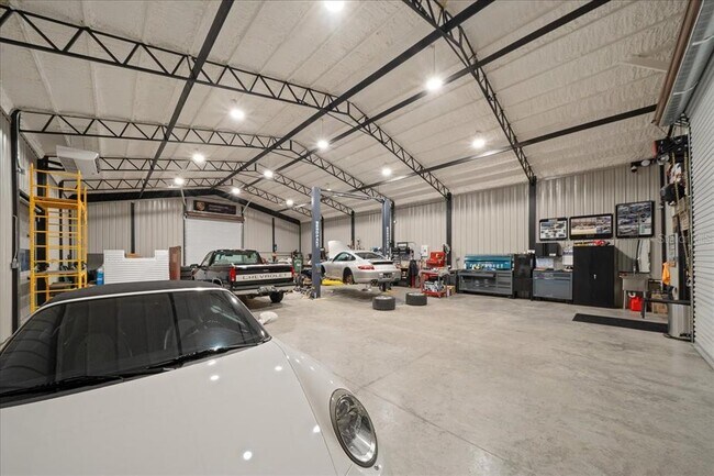 Building Photo - 6133 SE 123rd Ln