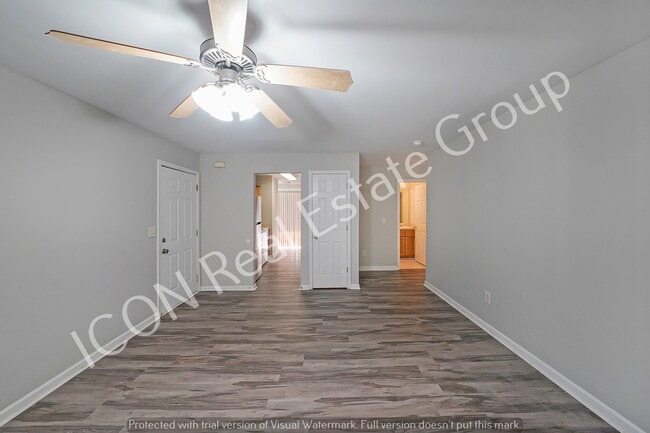 Building Photo - 3/2 Ground Floor apartment with new flooring and freshly painted!!