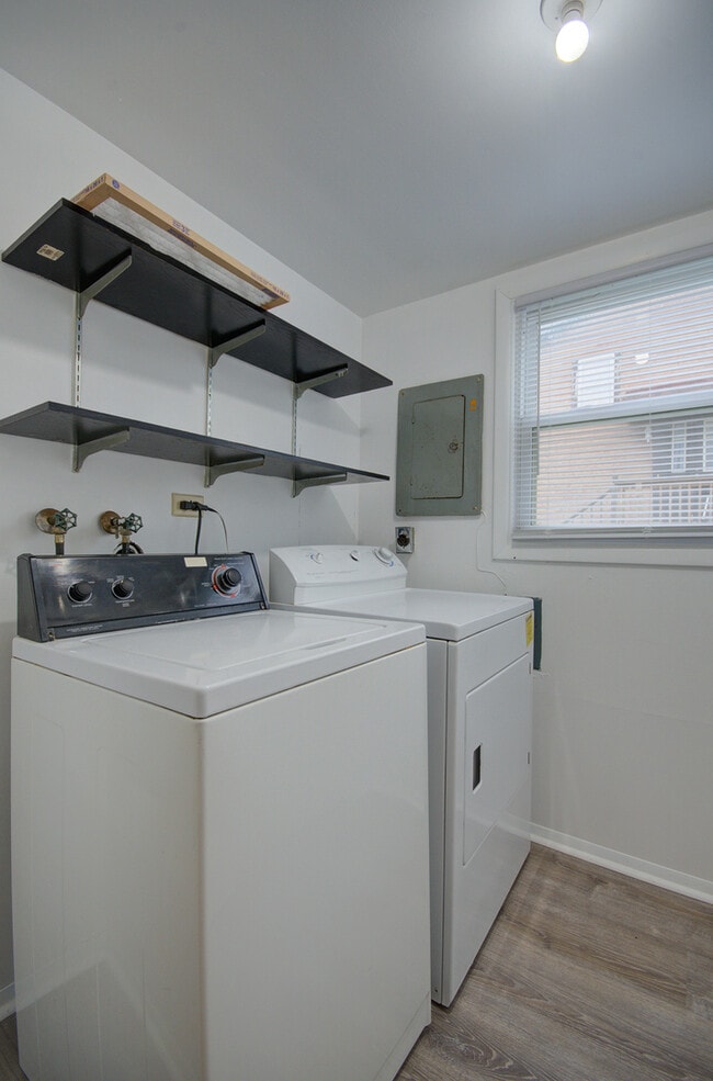 Building Photo - 304 Walnut Cir