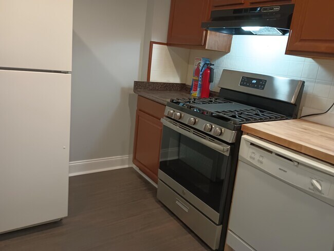 Building Photo - 865 Lancaster Ave