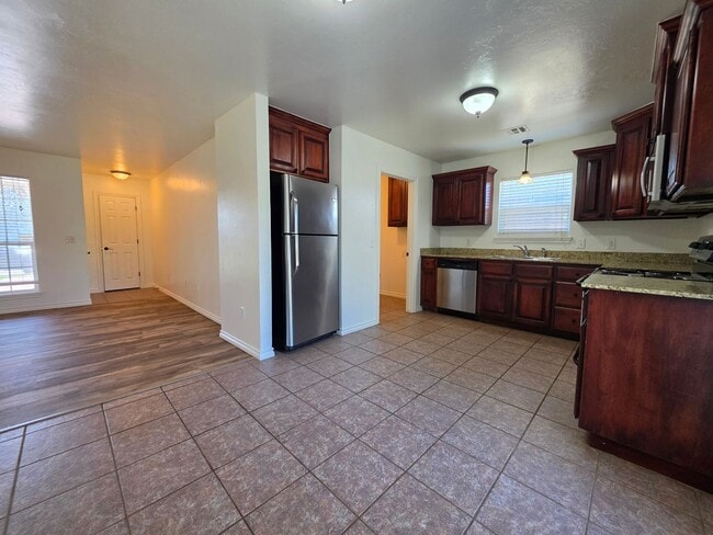Building Photo - 3 bed, 2 bath home in Shawnee!