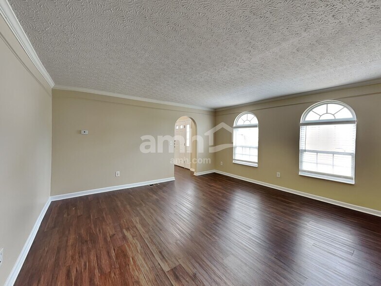 Building Photo - 90 Knights Bridge Dr N