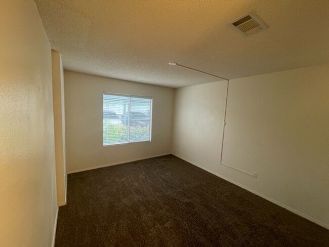 Building Photo - GREAT 2 BEDROOM 2 BATH LOCATED NEAR SUMMERLIN