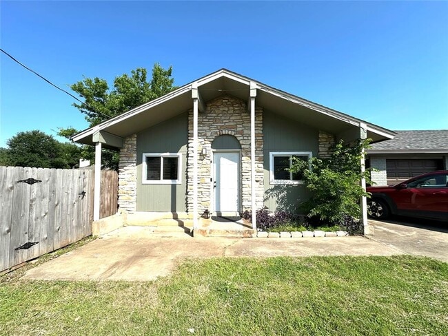 Building Photo - 2402 Parker Cir