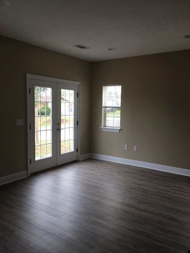 Building Photo - Great Townhome w/Easy Access to Shopping, Dining & Tyndall AFB!