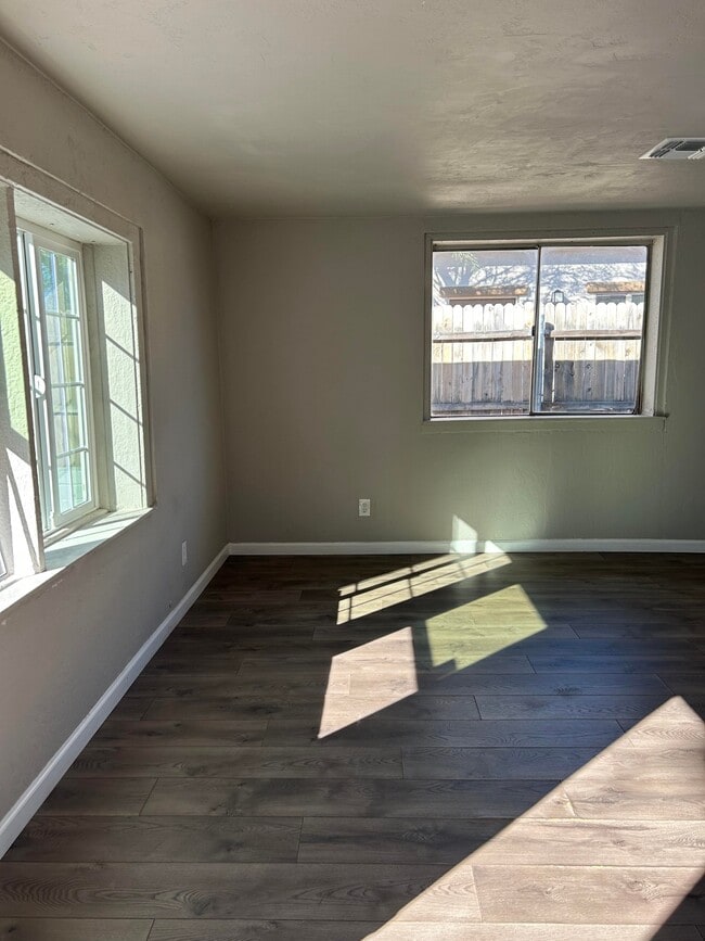 Building Photo - 212 W Blacklidge Dr