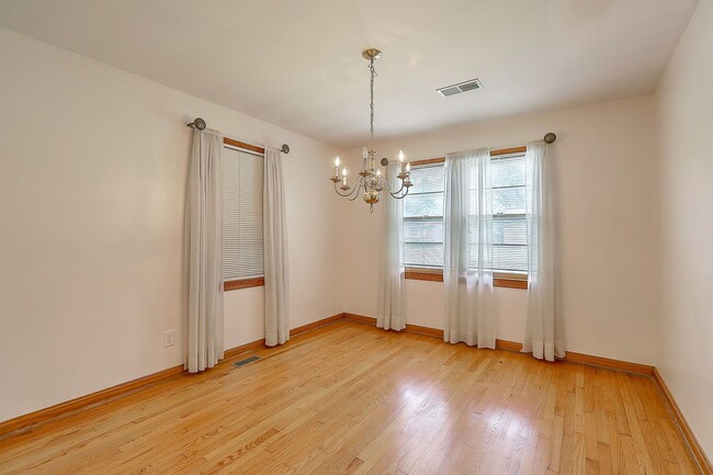 Building Photo - Single Family Home in Park Circle!