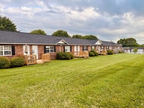 Building Photo - Beautiful 2 Bed 1.5 Bath Newly Updated with Garage