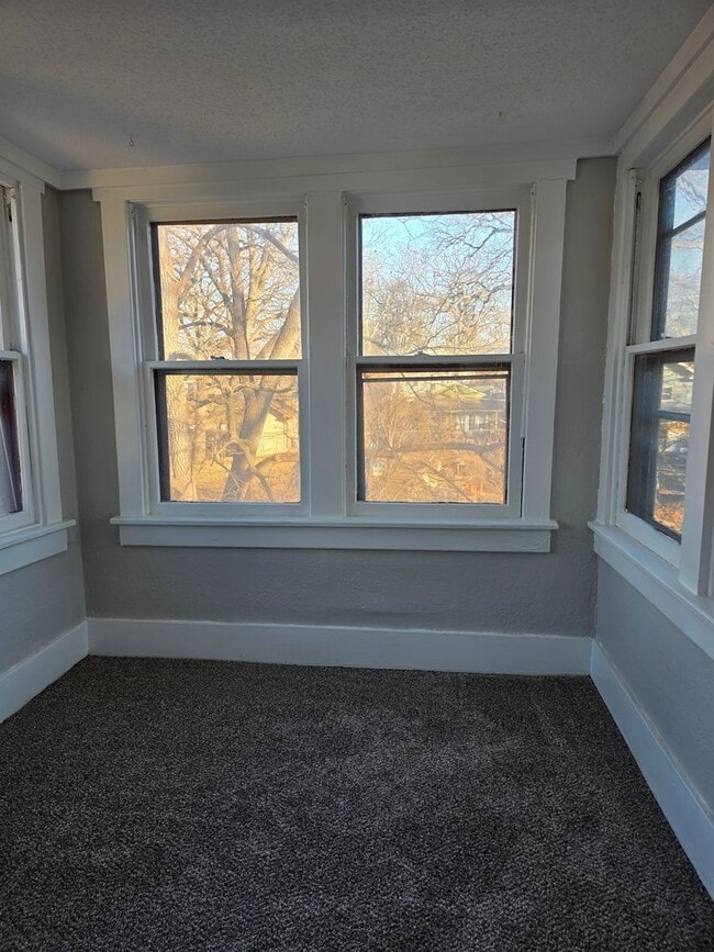 Building Photo - Large 3 Bedroom newly updated house for rent!