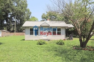 Building Photo - Two Bedroom House