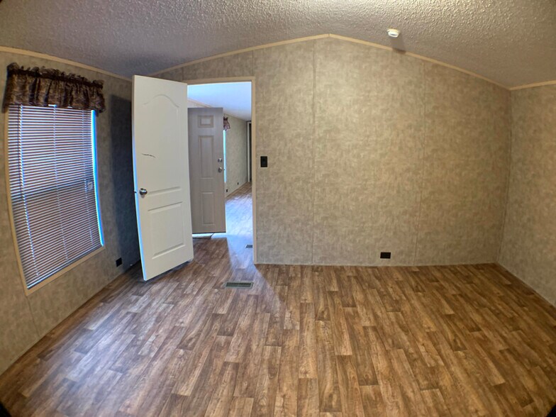 Building Photo - 3637 SE 6th St