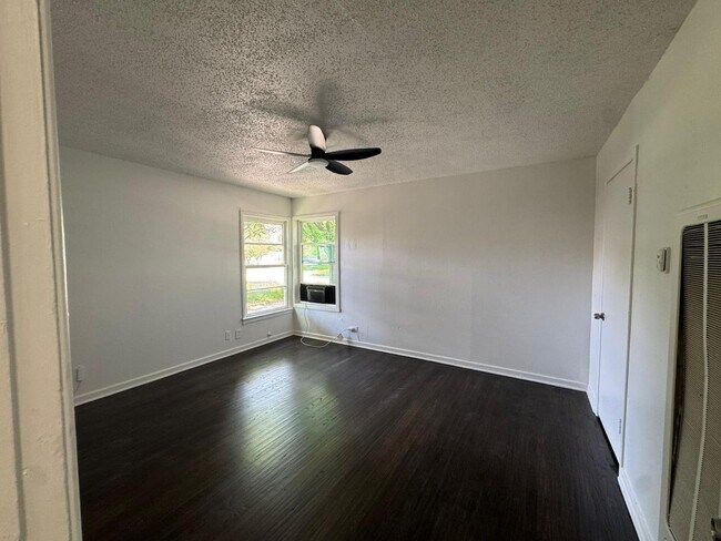 Building Photo - 400-402 North Jefferson - Kaufman