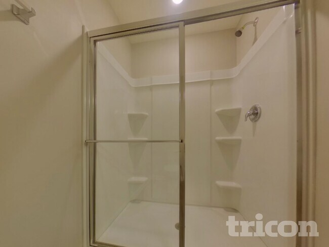 Building Photo - 250 Cottontail Ln