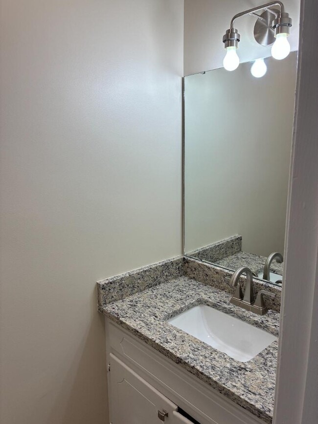 Building Photo - 1604 Pecan Ct N