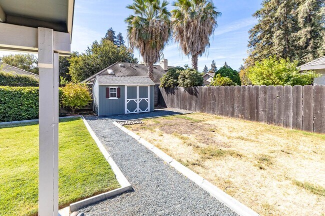 Building Photo - Two story home located near major shopping and restaurants!