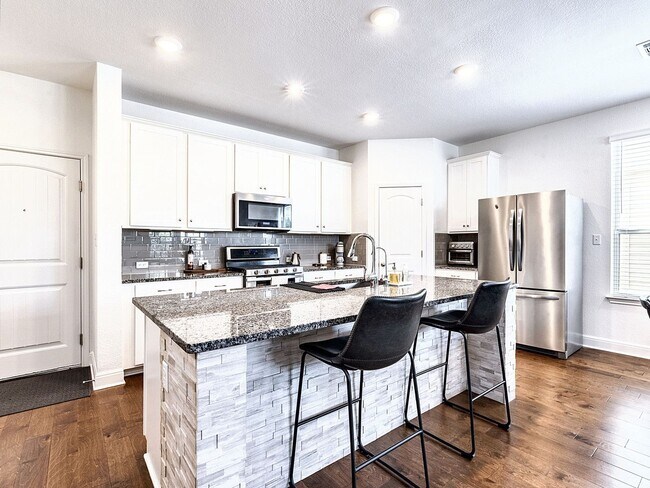 Building Photo - Beautiful and Contemporary 3 BR / 2.5 BA H...