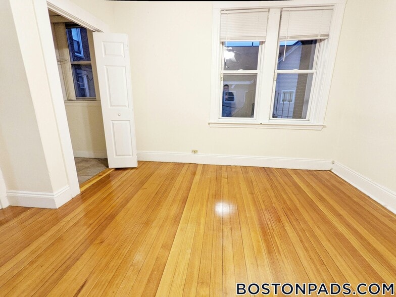 Building Photo - 520 Cambridge St