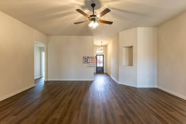 Building Photo - Spacious Glen Rose Home with Open Floorplan & Office Space