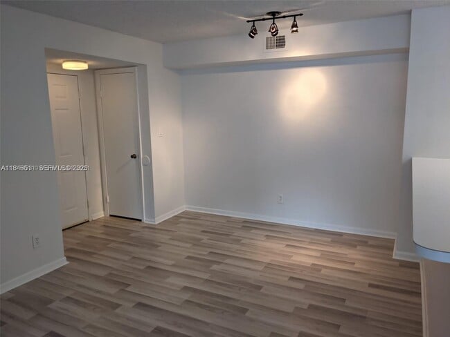 Building Photo - 560 S Park Rd