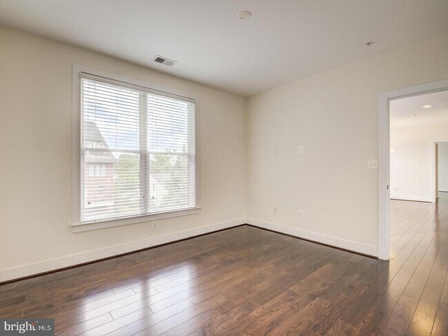 Building Photo - 1107 S Walter Reed Dr