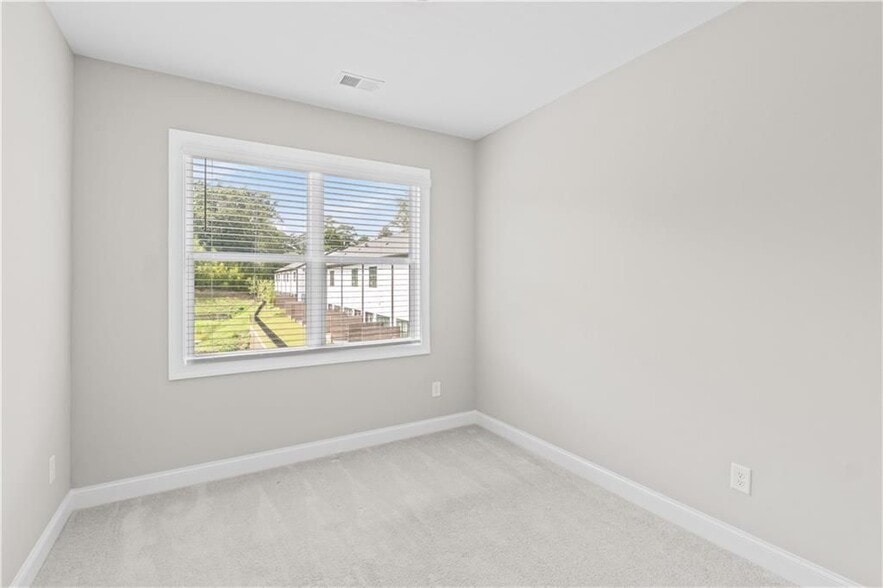 Building Photo - 2410 Lakeshore Ln