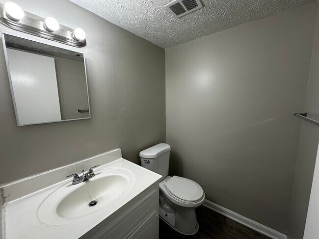 Building Photo - 1015 Cedar Ave