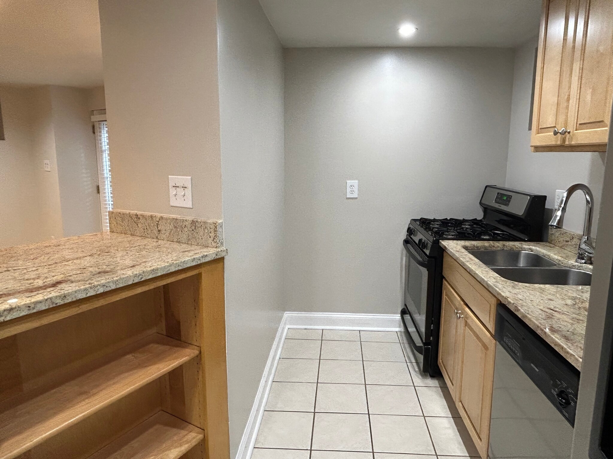 Fully equip Kitchen - 707 College Ave