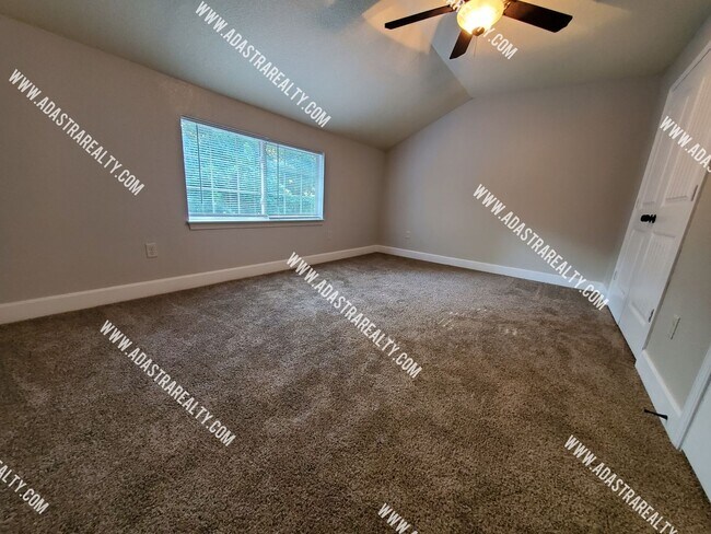 Building Photo - 8318 N Spruce Ave