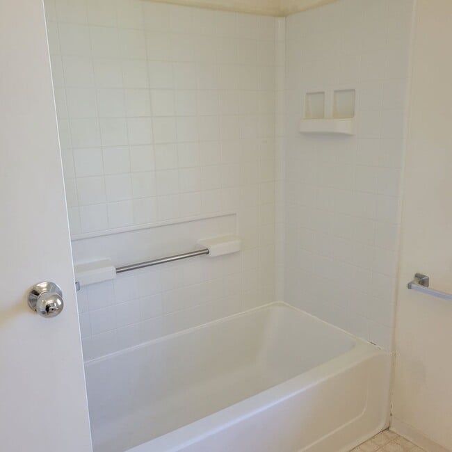 Building Photo - Northpointe Townhouse - 2 bedrooms, 2 baths, 2 parkings