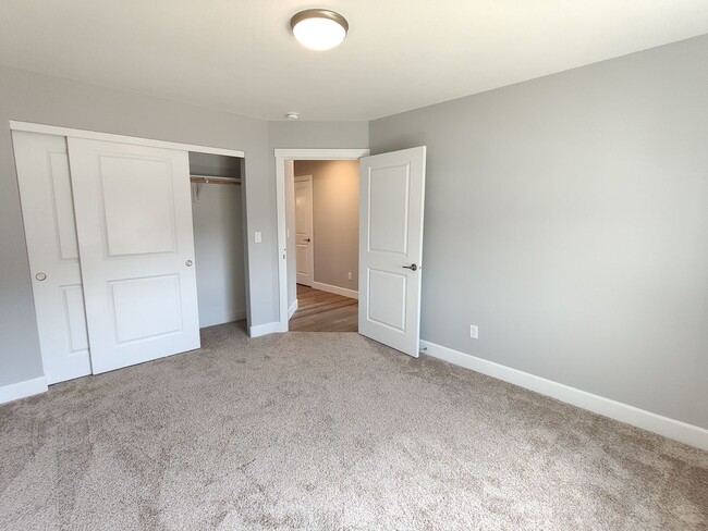 Building Photo - *DECEMBER SPECIAL* $500 OFF FIRST MONTHS RENT