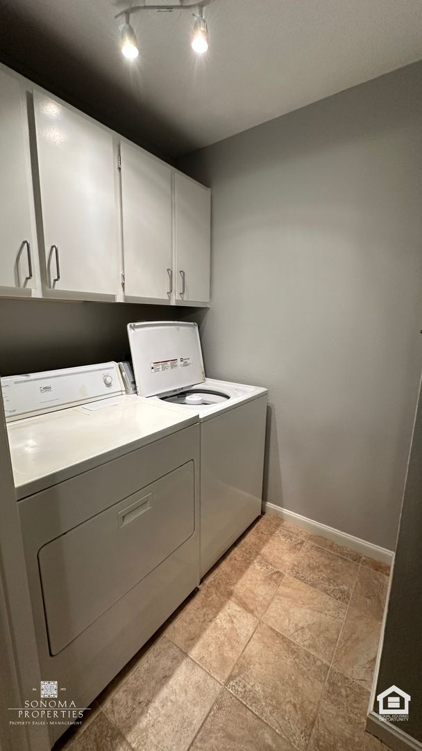 Building Photo - Updated Downtown Sonoma Condo!