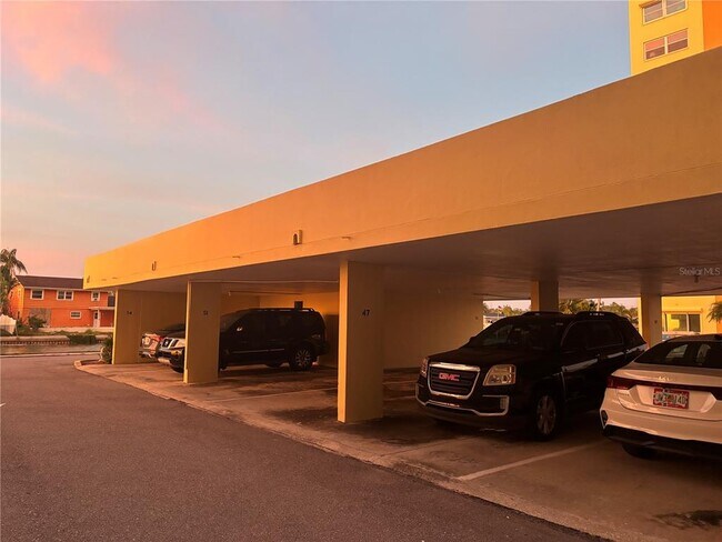 Building Photo - 4750 Cove Cir