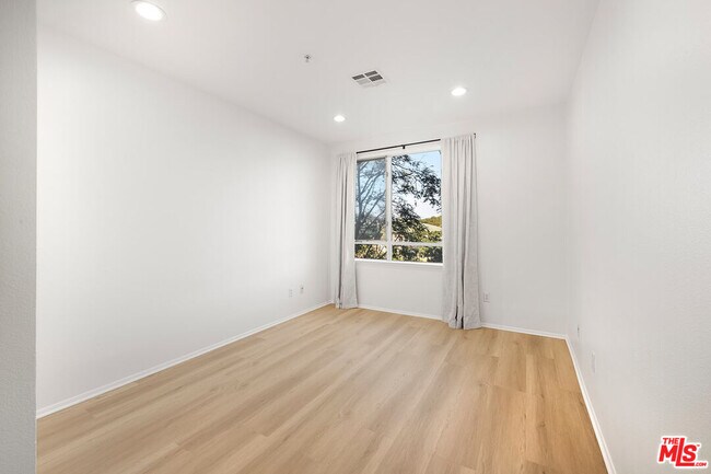 Building Photo - 6400 Crescent Prk E