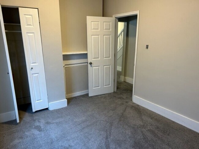 Building Photo - 4 bedroom, 3 bath 1,668 sf single family home located in Norfolk near ODU and Sentara Norfolk Gen...