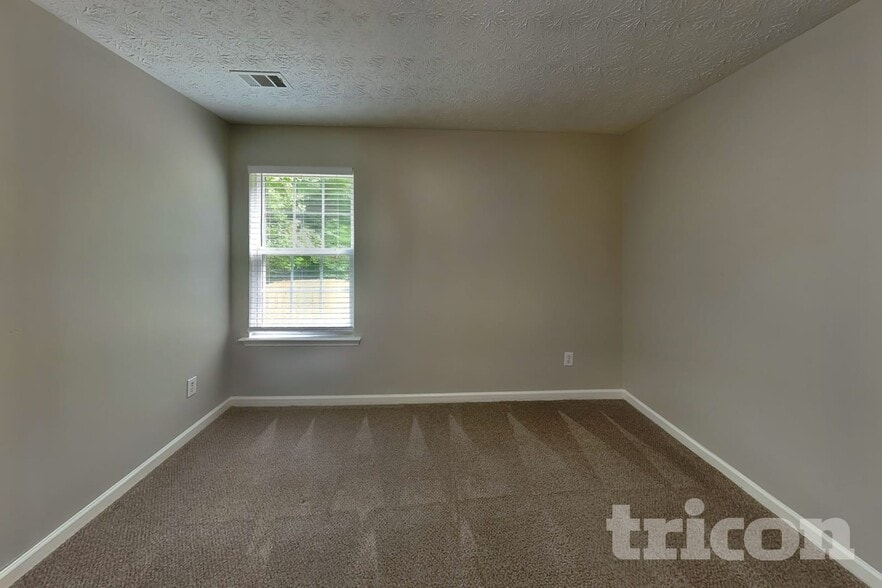 Building Photo - 261 Silver Ridge Dr