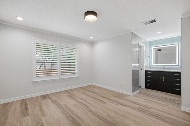 Building Photo - 1906 Hillingway St