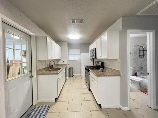 Building Photo - 14227 Clear Forest Dr