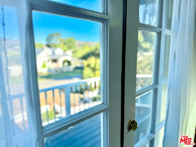 Building Photo - 370 Main St