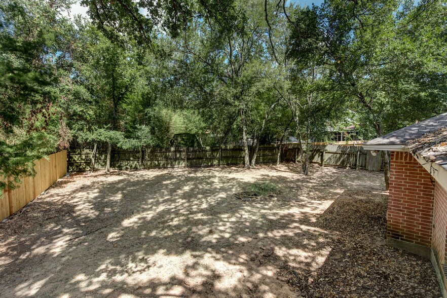 Building Photo - 2402 Jaguar Ct