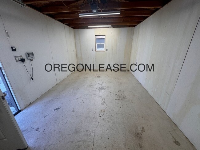 Building Photo - 3 bedroom 2 bath Veneta Home
