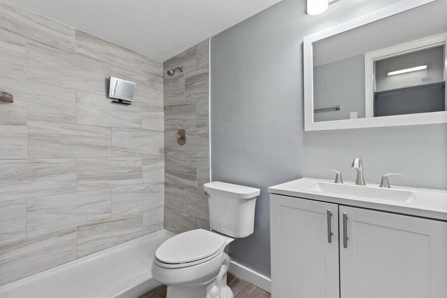 Building Photo - 8406 W Sample Rd