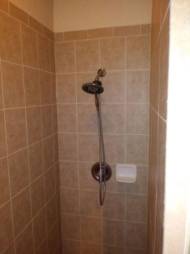 Building Photo - BACK ON THE MARKET!!! Grab this Spacious 4 Bedroom 2.5 Bath Townhouse