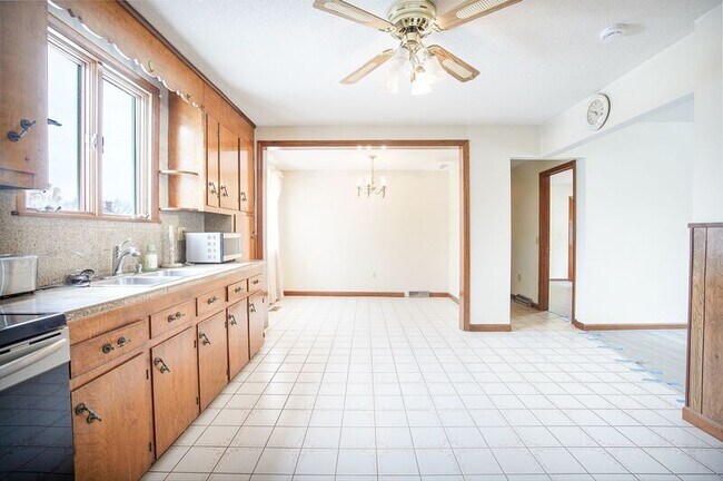 Building Photo - 13 1/2 Weston Street