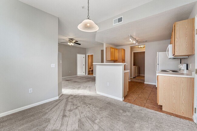 Building Photo - Ground Floor! No Stairs! 2Bed / 2 Bath Condo in Englewood!